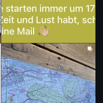 Karten-Garderobe mit Holzknöpfen